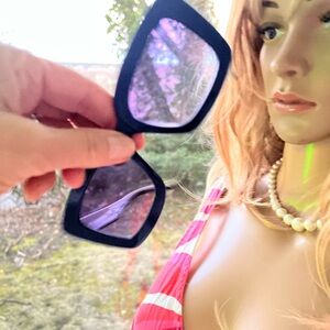 Emilio Pucci
Sunglasses with Purple-Tinted Lenses